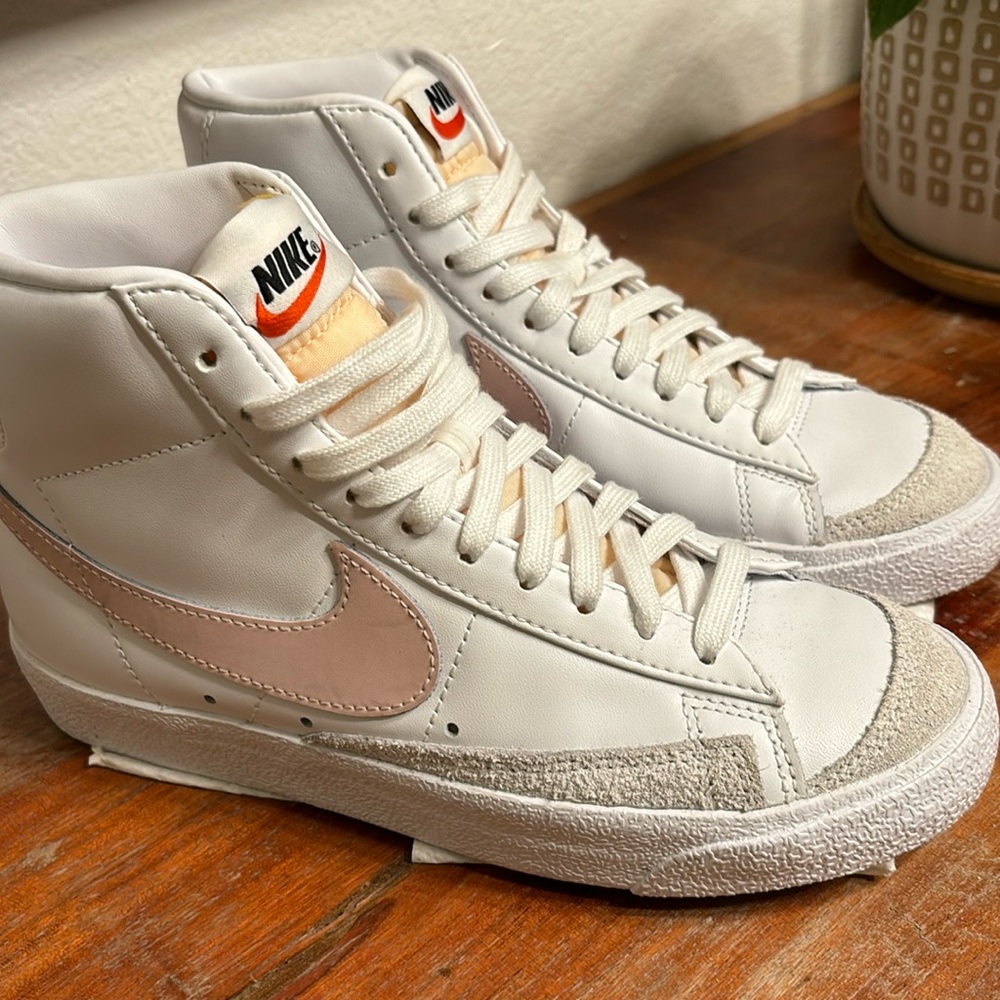 Nike Women's Blazer Mid 77 Shoes